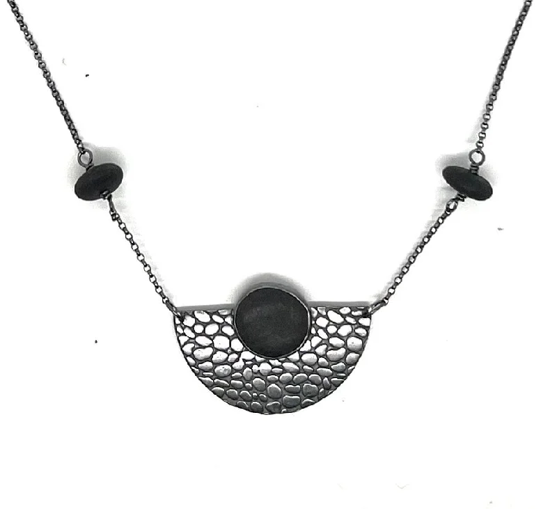 custom-made necklace for women-Pebble Patterned Fan Rock Nexklace